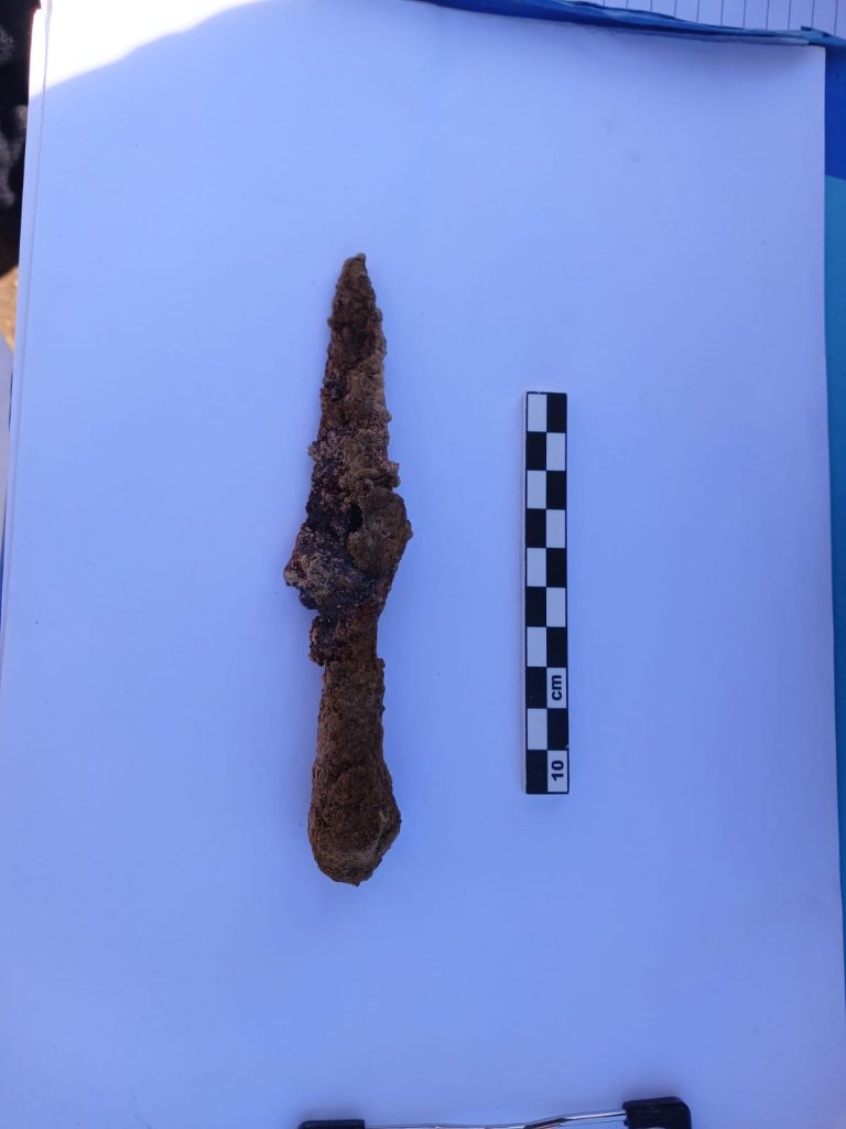 punta di lancia nella tomba 12