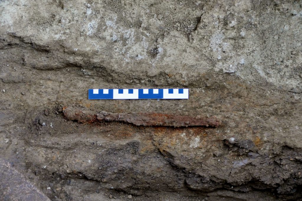 punta di lancia nella tomba 8