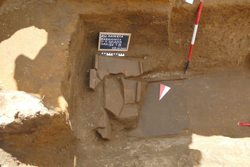 tegola dipinta di copertura della tomba 8