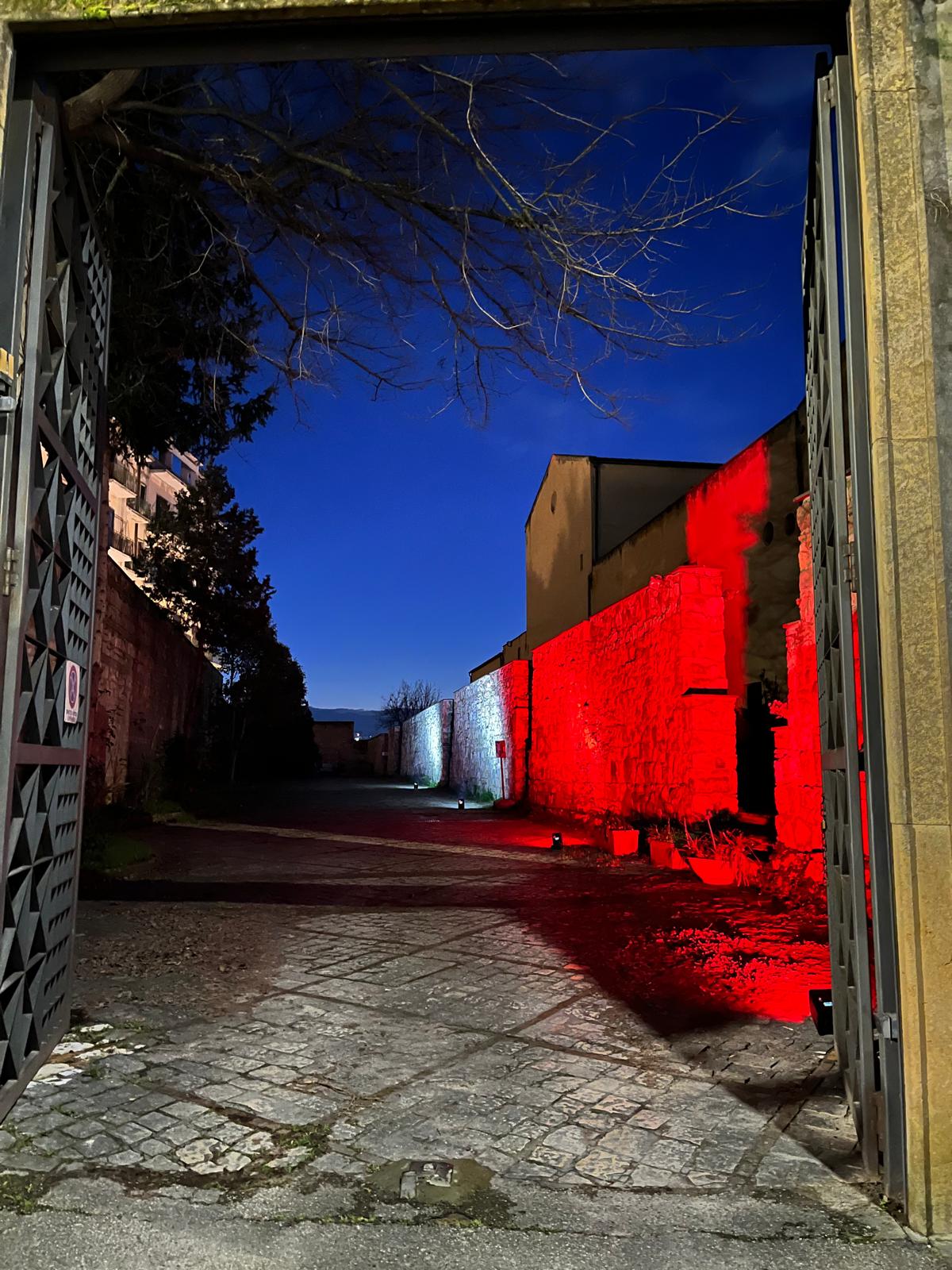 “Quando la luce ricorda”. Il Centro Operativo di Benevento si illumina di bianco e di rosso per il Giorno della Memoria con il patrocinio della Presidenza del Consiglio dei Ministri